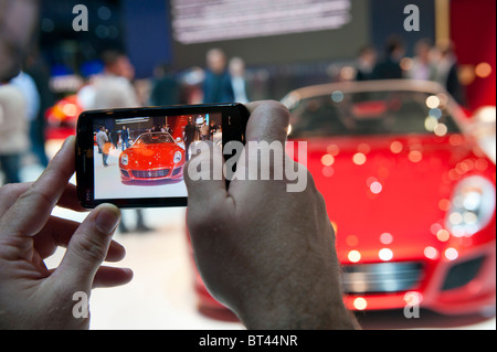 Besucher fotografieren Ferrari SA Aperta Auto mit Kamera-Handy auf der Paris Motor Show 2010 Stockfoto