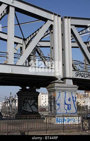 Paris, Pont Saint-Ange mit u-Bahnlinie 2 Stockfoto