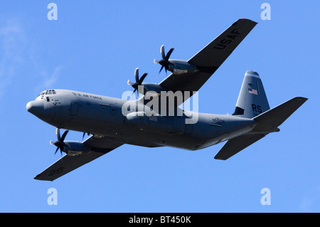 Lockheed C-130J Hercules, betrieben von der US Air Force macht einen Durchflug im Farnborough Airshow Stockfoto