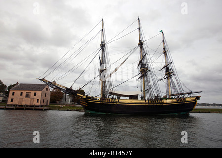 Freundschaft von Salem angedockt neben einem verschalten Saltbox Stil Gebäude, Salem Maritime National Historic Site Stockfoto