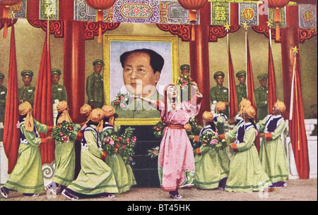 Chinesische Ansichtskarte von 1952 in den ersten Jahren nach der Revolution. Tänzer in Tracht vor Vorsitzenden Mao Stockfoto