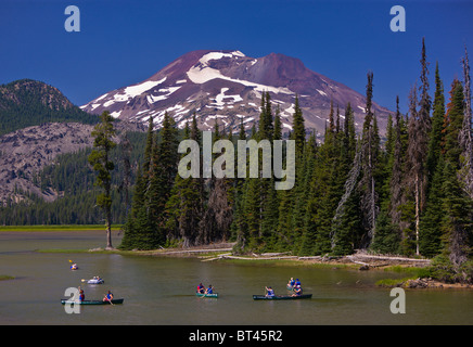 SPARKS LAKE, OREGON, USA - Menschen in Kanus Kajaks, South Sister, ein Vulkan in den Kaskaden Bergen von Zentral-Oregon. Stockfoto