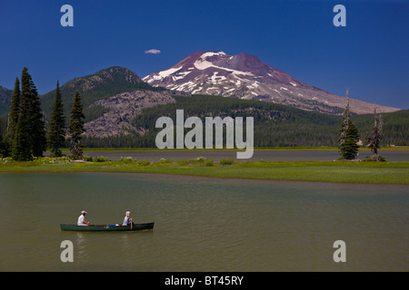 SPARKS LAKE, OREGON, USA - Menschen im Kanu auf See, South Sister, ein Vulkan in den Kaskaden Bergen von Zentral-Oregon. Stockfoto