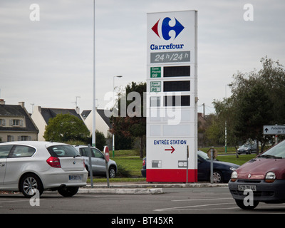 Ein Schild zeigt keine Benzinpreise an der Tankstelle in einem Carrefour Shopping Center in Nantes, Frankreich, 18. Oktober 2010. Stockfoto