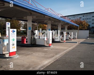 Eine Tankstelle in einem Carrefour Shopping Center liegt leer in Nantes, Frankreich, 18. Oktober 2010 Stockfoto