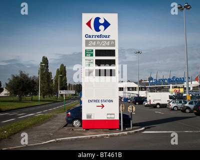 Ein Schild zeigt keine Benzinpreise an der Tankstelle in einem Carrefour Shopping Center in Nantes, Frankreich, 18. Oktober 2010. Stockfoto