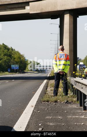 Landstraßen Agentur Traffic Offiziere am Unfallort Polizeiarbeit eine geschlossene aus Abschnitt der Autobahn M6, Birmingham, England Stockfoto