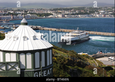 Seacat Fähre dreht sich in Douglas Hafen unterhalb der großen Union Camera Obscura auf Douglas, Isle of Man Stockfoto