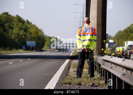 Landstraßen Agentur Traffic Offiziere am Unfallort Polizeiarbeit eine geschlossene aus Abschnitt der Autobahn M6, Birmingham, England Stockfoto