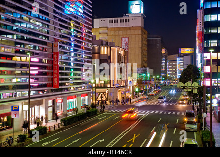 Asiatische belebten Straße in Yokohama, Japan in der Nacht. Stockfoto