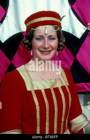 1, 1, Französin, Französisch Frau, Frau, Augenkontakt, Vorderansicht, Porträt, tragen Tracht, Les Fähnchen de Lyon, Festival, Lyon, Rhône-Alpes, Frankreich Stockfoto