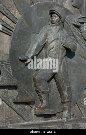 Die weltweit ersten Kosmonauten Yuri Gagarin (1934-1968) auf einem Relief schmücken das Monument für die Eroberer Platz in Moskau, Russland Stockfoto