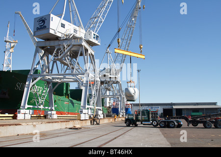 ein Wind-Turbine-Motor wird von einem Schiff auf eine halb in einem Hafen in Duluth, Minnesota entladen wird Stockfoto