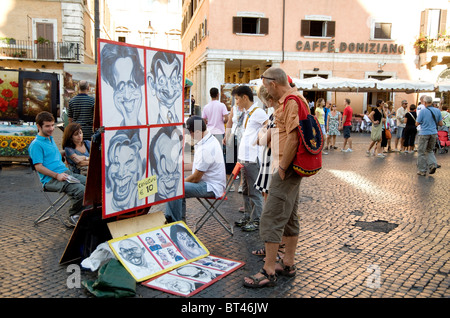 Touristen und Straßenkünstler auf der Piazza Navona, Rom, Italien Stockfoto