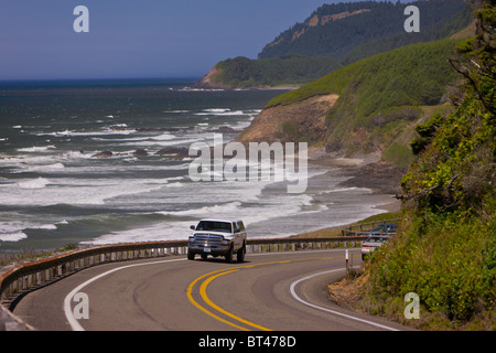 FLORENCE, OREGON, USA - Pkw-Verkehr auf der malerischen Route 101 auf zentrale Oregon Küste. Stockfoto