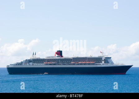 Mega-Kreuzfahrtschiff Queen Mary 2 am Meer Stockfoto