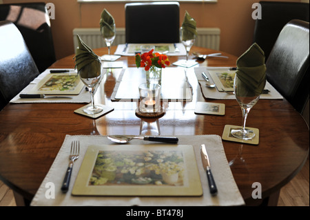 Tisch im Speisesaal bereit für Sonntagmittag angelegt Stockfoto