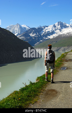 Wanderer auf dem Speicher See Lac des Dix mit Mt. Mont Blanc de Cheilon in den Rücken, Val Hérens Valley, Wallis, Schweiz Stockfoto