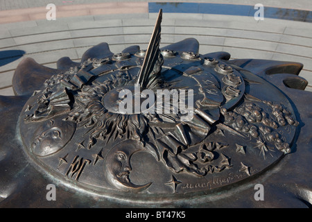 Detail einer Sonnenuhr am Denkmal für die Eroberer des Raumes in Moskau, Russland Stockfoto