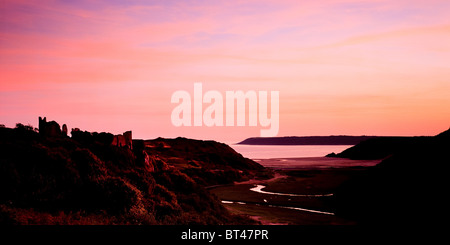 Sonnenuntergang über Pennard Castle und drei Klippen Bucht. Die Gower-Halbinsel. Stockfoto