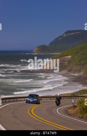 FLORENCE, OREGON, USA - Pkw-Verkehr auf der malerischen Route 101 auf zentrale Oregon Küste. Stockfoto