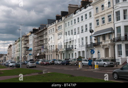 HASTINGS, ENGLAND, 28. August 2010 - Gebäude mit Blick auf den Strand von Hastings. Stockfoto