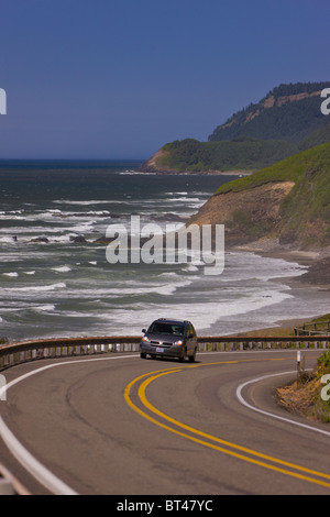 FLORENCE, OREGON, USA - Pkw-Verkehr auf der malerischen Route 101 auf zentrale Oregon Küste. Stockfoto