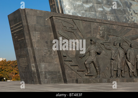 Relief zeigt den weltweit ersten Kosmonauten Yuri Gagarin auf das Denkmal für die Eroberer des Raumes in Moskau, Russland Stockfoto