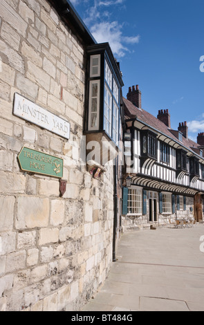 Minster Yard, York mit Blick auf St. William College Stockfoto