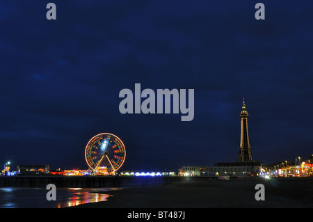 Der Turm & Central Pier in der Abenddämmerung, Blackpool Stockfoto