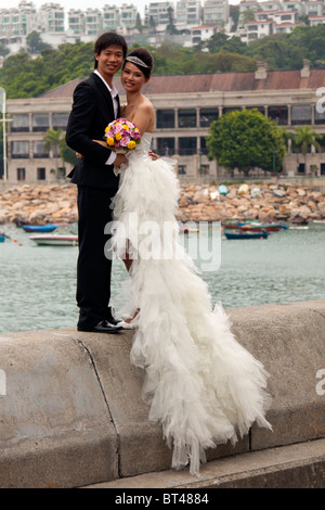 Ein junges Paar Chinesen heiraten auf den schönsten Tag ihres Lebens bei Stanley, Hong Kong Stockfoto