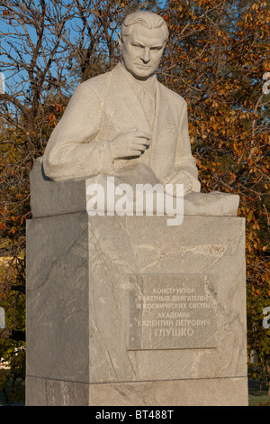 Denkmal für die sowjetischen ukrainischen Ingenieur Valentin Petrovich Glushko (1908-1989) in Moskau, Russland Stockfoto