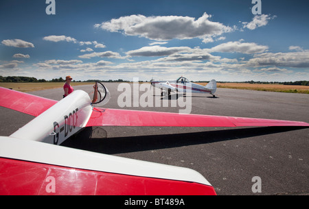 Warten auf Schlepper Flugzeug Segelflugzeug Stockfoto