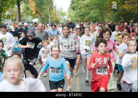 Kinder zu Beginn der eine Meile Fun Run in West Newbury, Massachusetts. Stockfoto