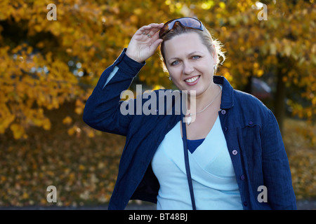 Lächelnde Frau in einem park Stockfoto