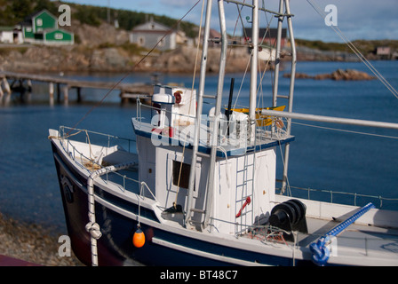 Kanada, Neufundland und Labrador, Twillingate. Fischers Punkt, handgefertigte Modell Fischerboot vor malerischen Hafen. Stockfoto