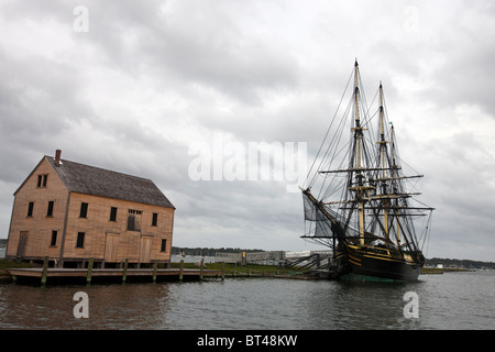 Freundschaft von Salem angedockt neben einem bestiegen, Saltbox Stil Gebäude, Salem Maritime National Historic Site, Salem Stockfoto