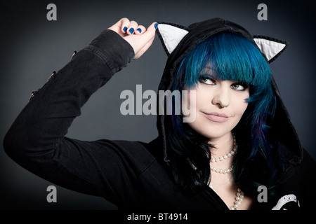 Blaue Mädchenakt Kapuzenshirt mit Ohren tragen. Stockfoto