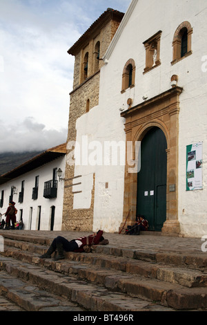 Soldaten schlafen vor Iglesia Parroquial Plaza Mayor in Villa de Leyva, Kolumbien Stockfoto