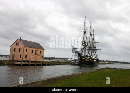 Freundschaft von Salem angedockt neben einem verschalten Saltbox Stil Gebäude, Salem Maritime National Historic Site Stockfoto