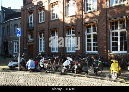geparkte Mopeds und Fahrräder Maastricht-Niederlande Stockfoto