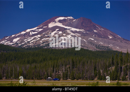 SPARKS LAKE, OREGON, USA - South Sister, Höhe 10363 Füße (3159 m), ein Vulkan in den Kaskaden Bergen von Zentral-Oregon. Stockfoto