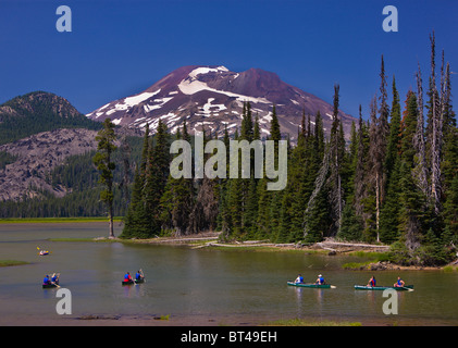 SPARKS LAKE, OREGON, USA - Gruppe von Menschen in Kanus, South Sister, ein Vulkan in den Kaskaden Bergen von Zentral-Oregon. Stockfoto