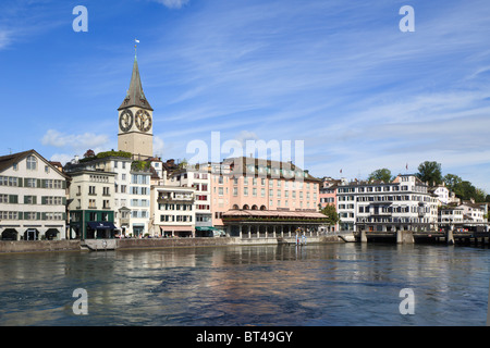 Blick über die Limmat in Zürich in der St. Peters Church. Stockfoto