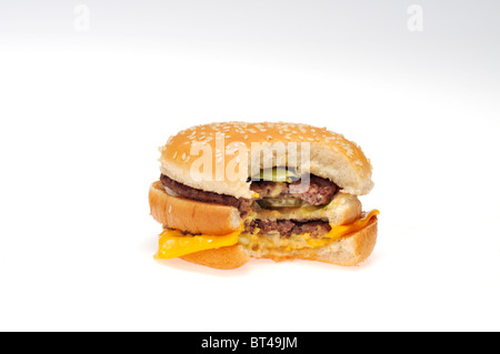 McDonald's Big Mac double Cheeseburger mit einem Bissen aus es auf weißem Hintergrund ausgeschnitten. Stockfoto