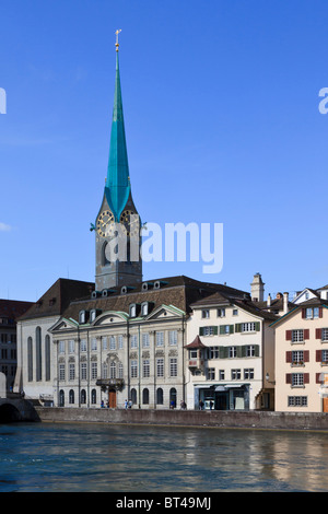 Blick über die Limmat in Zürich im Fraumünster Abteikirche. Stockfoto