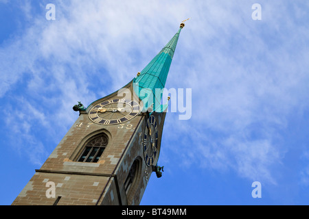 Die Turmspitze des Fraumünster Abtei schräg vor einem blauen Himmel. Zürich, Schweiz Stockfoto