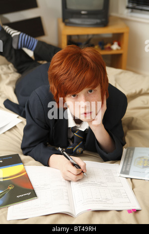 Schüler seine Hausaufgaben im Schlafzimmer. Stockfoto