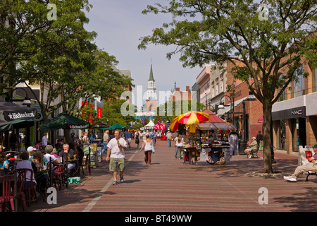 BURLINGTON, VERMONT, USA - Menschen in der Church Street. Stockfoto
