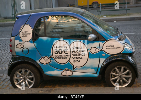 Ein Smart Auto mit Werbung auf der Straße in Paris, Frankreich Stockfoto